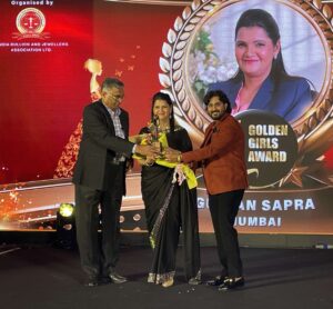 Gunjan Sapra receiving the Golden Girl Awards 2024 from Dr. Chetan Kumar Mehta - CMD Laxmi Diamonds Bengaluru & Mr. Shashikant Shah - Chairperson Lab Grown Diamond & Jewellery Promotion Council