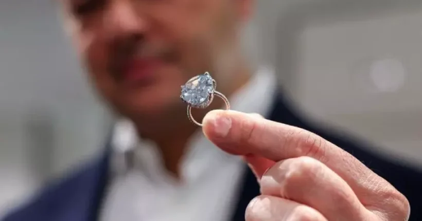 Rahul Kadakia, Christie’s International Head of Jewelry, shows the Golconda Blue diamond | Credit: R... Read more at: https://iturl.in/bb51b5c6?utm_source=sharetext&utm_medium=copy